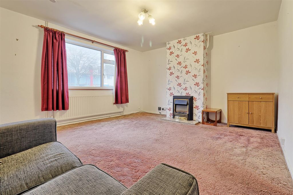 Property photo 2 of 13 Living.Jpg