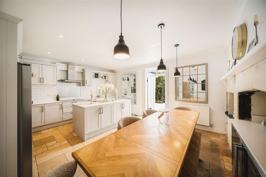 Property photo 3 of 31 6 Percy Place 15.Jpg