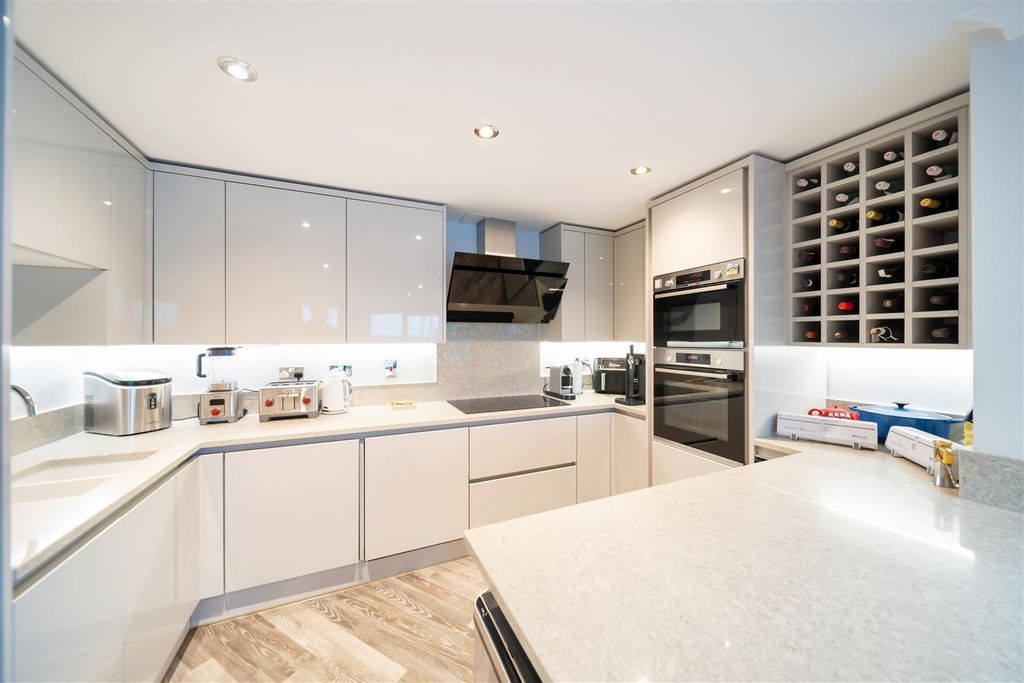 Property photo 3 of 16 Flat 1003-25.Jpg