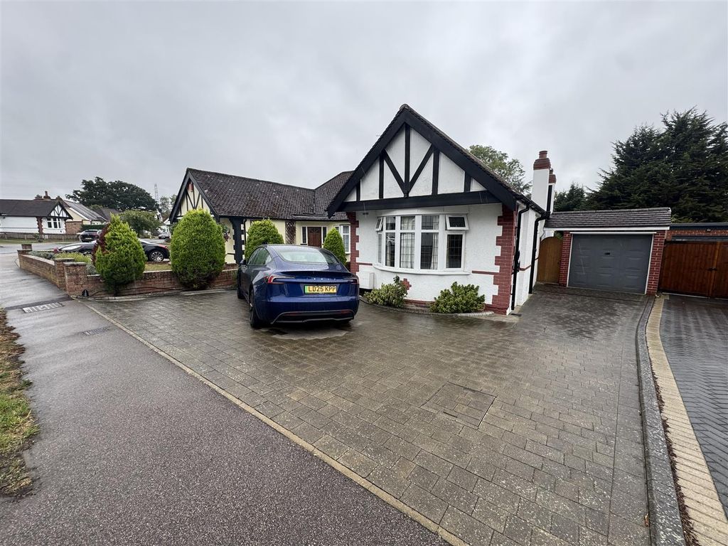 Property photo 1 of 27 Oakroyd Close En6