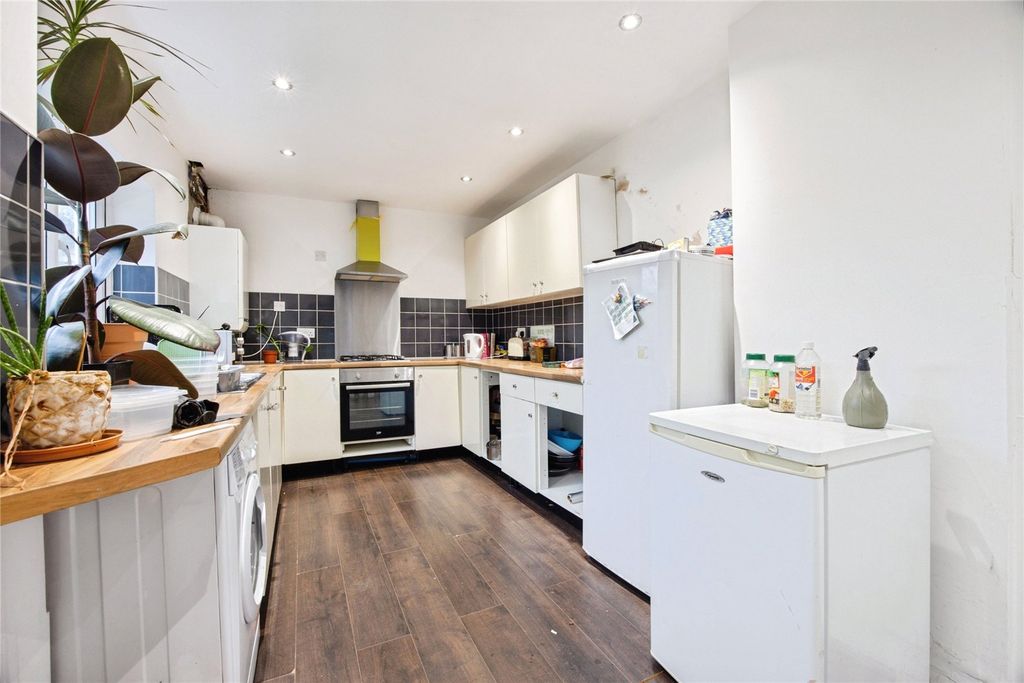 Property photo 3 of 19 Kitchen