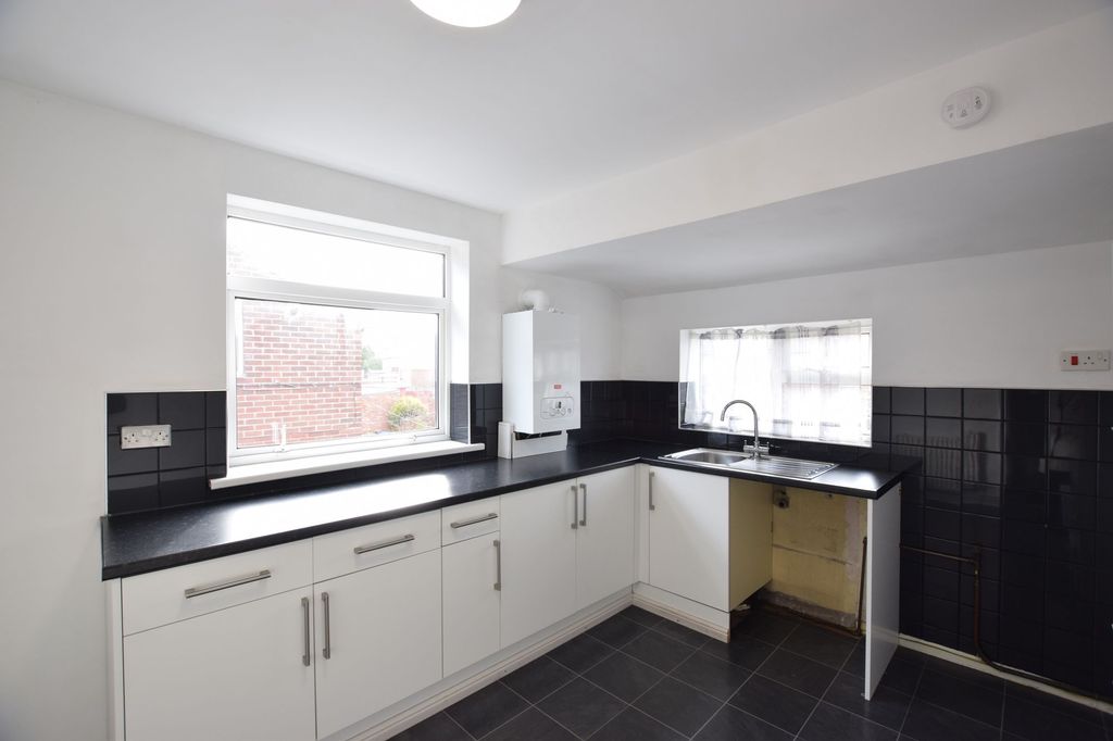 Property photo 1 of 6 Kitchen