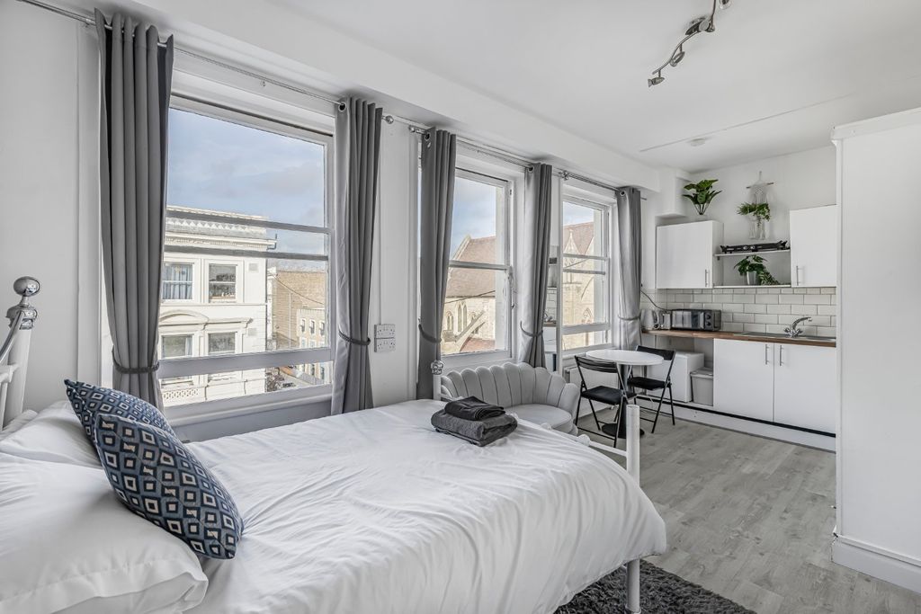 Property photo 1 of 8 Studio