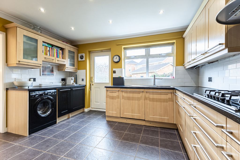 Property photo 3 of 18 Kitchen