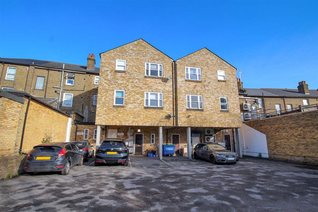 Property photo 1 of 5