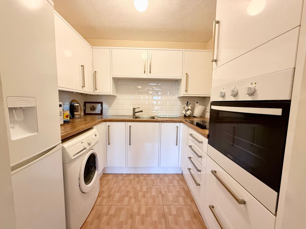 Property photo 3 of 9 Kitchen