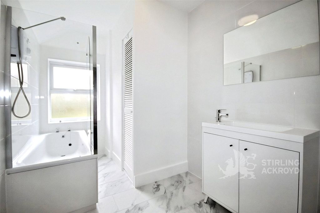 Property photo 2 of 8 Bathroom