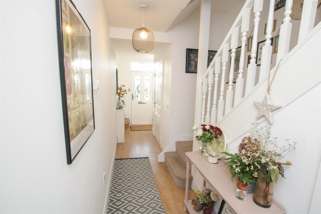 Property photo 2 of 26 Entrance Hall