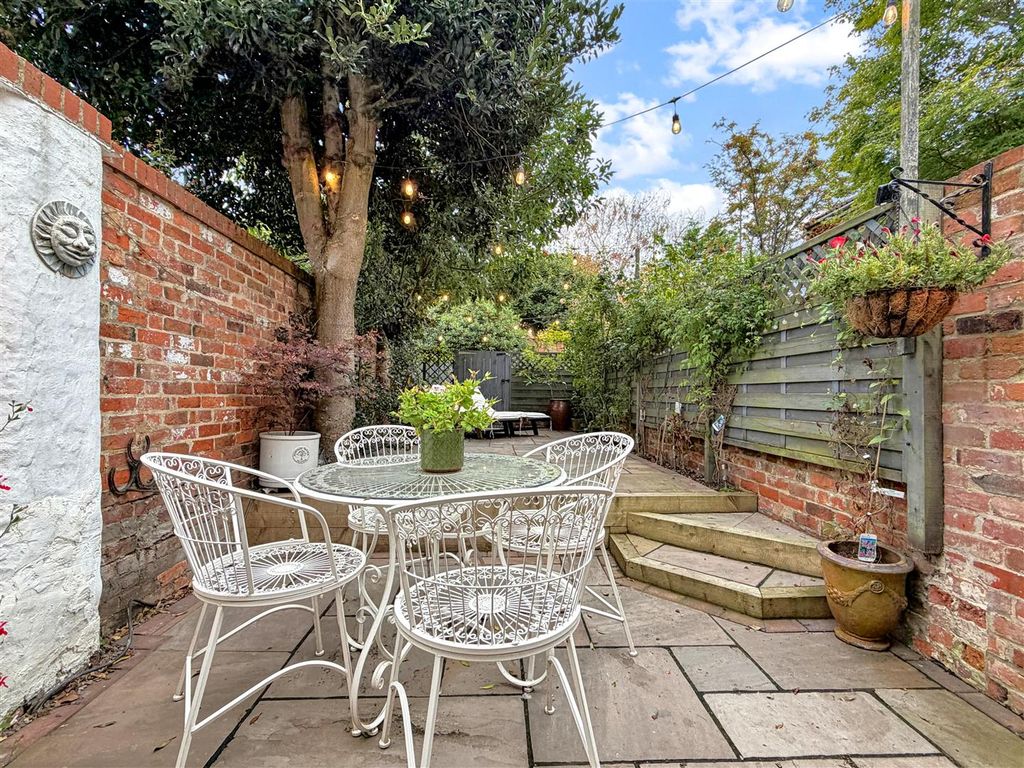 Property photo 3 of 27 Lovely Landscaped Garden 783