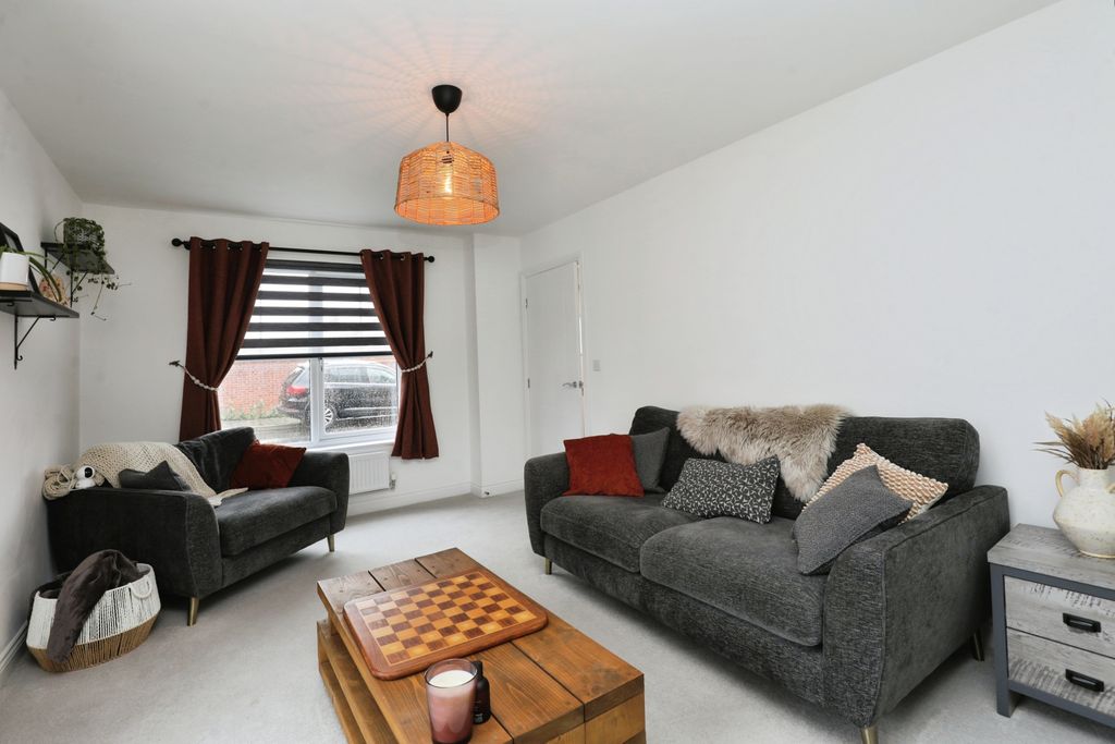 Property photo 2 of 32