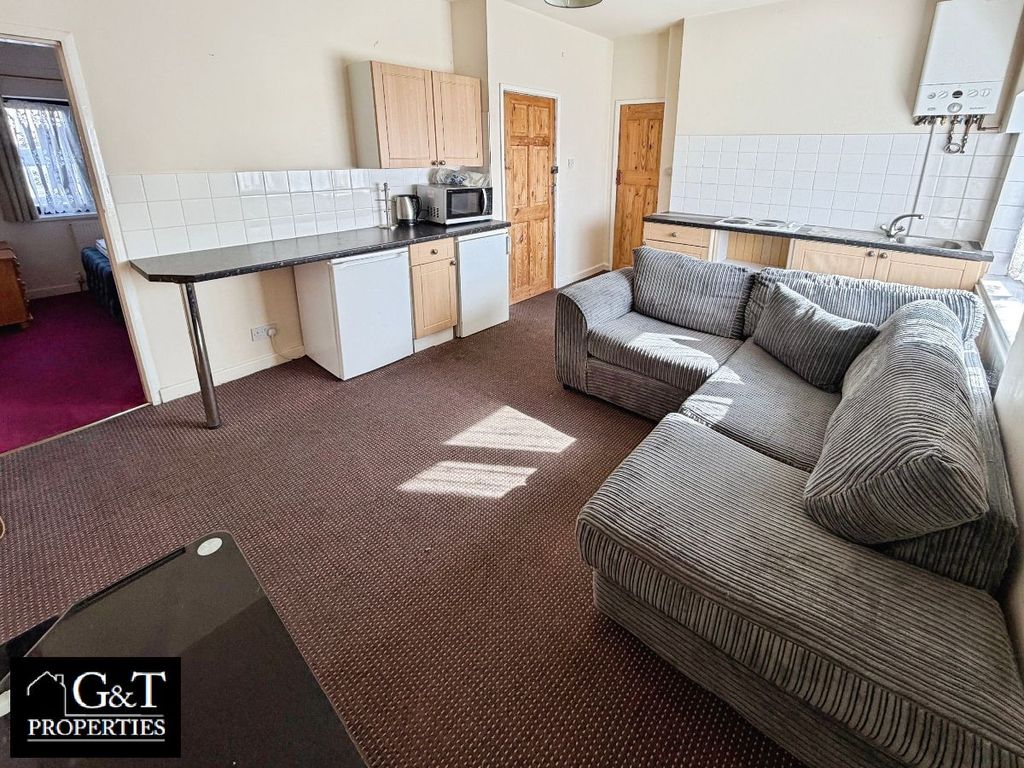 Property photo 3 of 9 Living Room/Kitchen