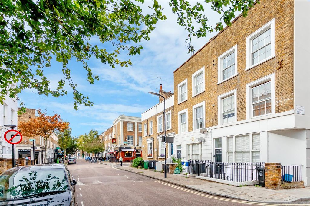 Property photo 2 of 16 Allen Rd N16 (3).Jpg