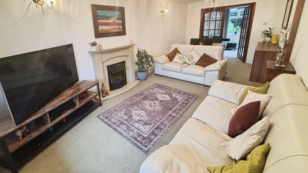 Property photo 3 of 15 Lounge