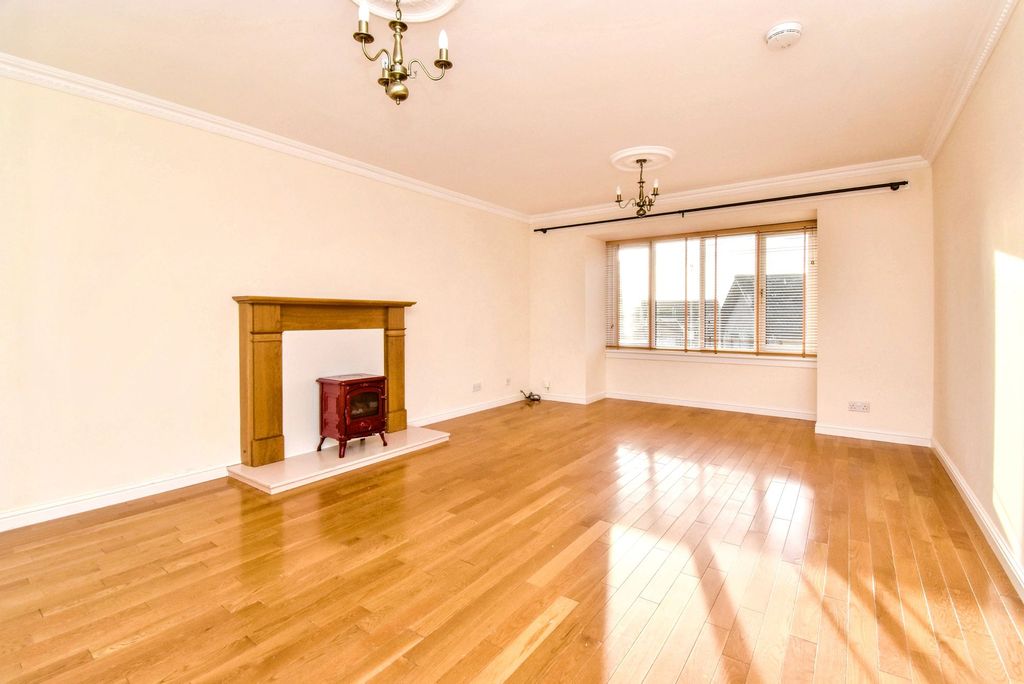 Property photo 2 of 17 Lounge Angle 1