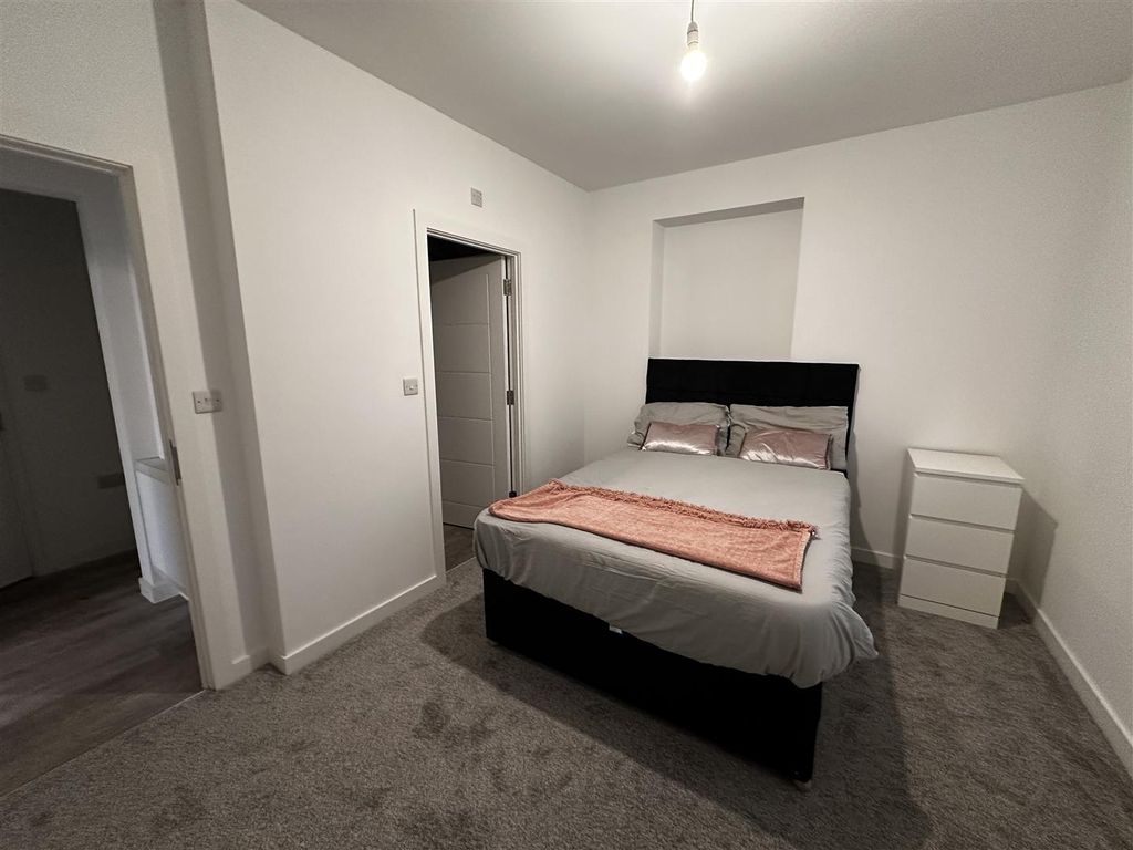 Property photo 1 of 11 Bedroom 1