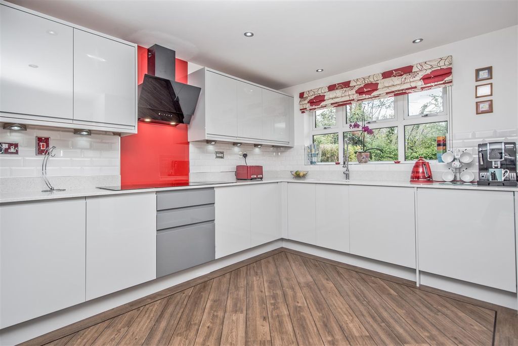 Property photo 3 of 30 Fitted Kitchen: