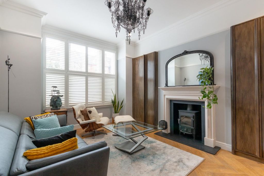 Property photo 3 of 13 Elm Grove Road 109 Ph1.Jpg