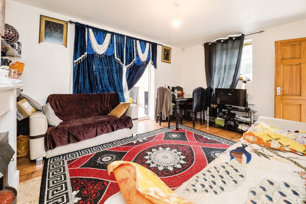 Property photo 2 of 17 Lounge