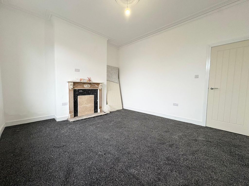 Property photo 2 of 11 Living Room