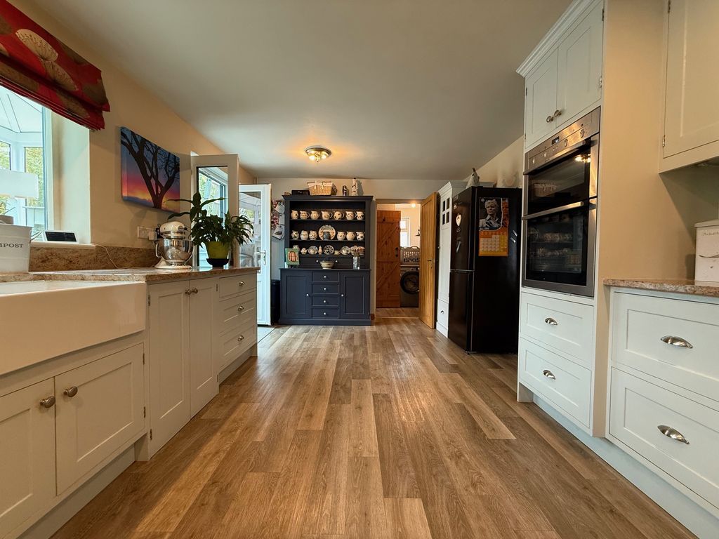 Property photo 3 of 19 Kitchen Aspect 2