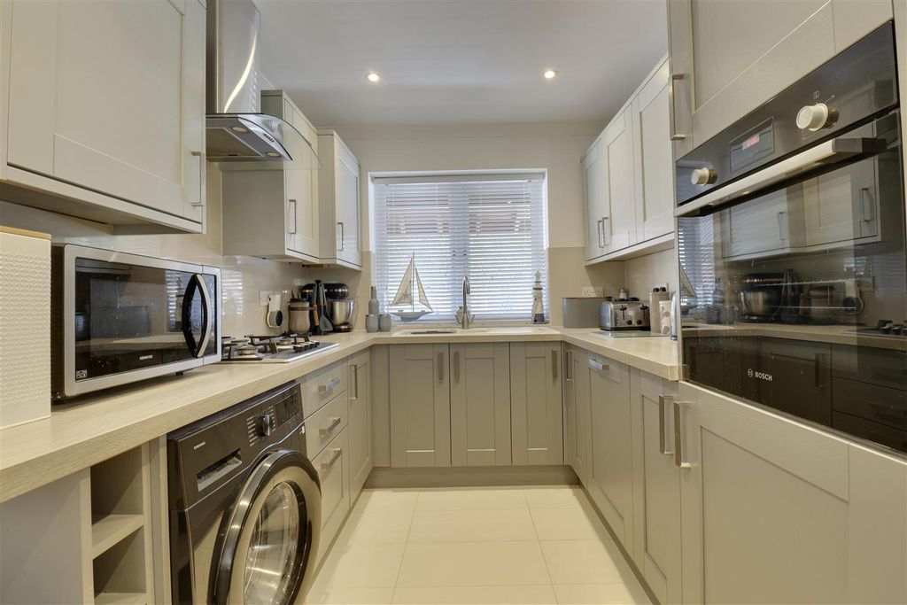 Property photo 3 of 19 Kitchen
