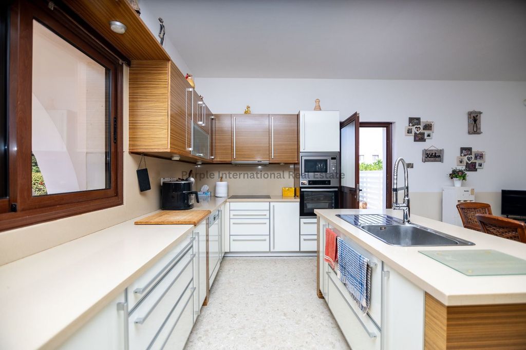 Property photo 2 of 28