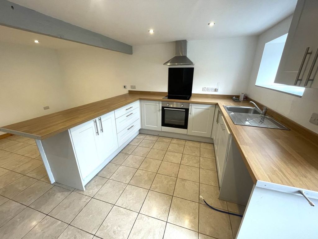 Property photo 3 of 8 Kitchen