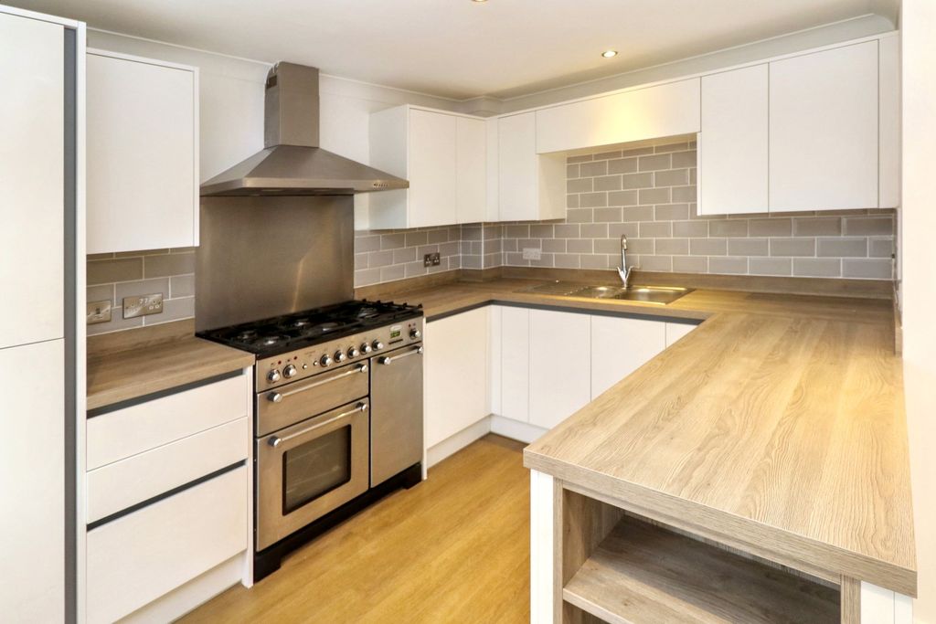 Property photo 2 of 33