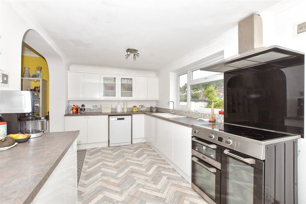 Property photo 3 of 10 Kitchen