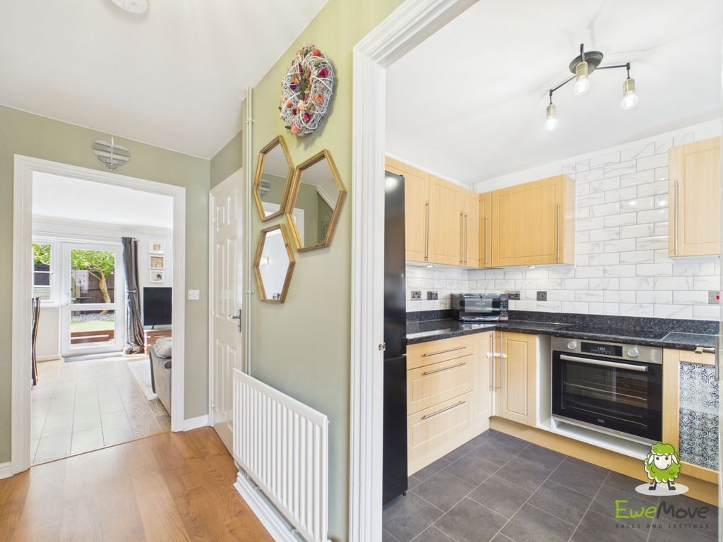 Property photo 2 of 19 Ewemove Estate Agents Basingstoke - Elvetham Rise
