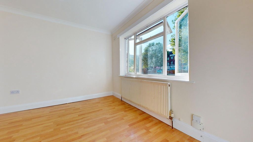 Property photo 1 of 15 Bright, Airy Room With Elegant Wood Flooring...