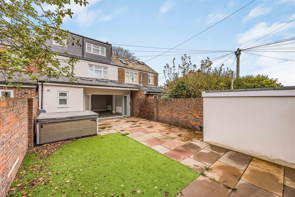 Property photo 3 of 26 68 Kirby Road, Copnor-Small-Porticomarketing-Soldb