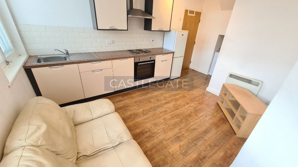 Property photo 1 of 15 Flat 4, 84 Fitzwilliam Street, Huddersfield, West Yorkshire, HD1 5Bb