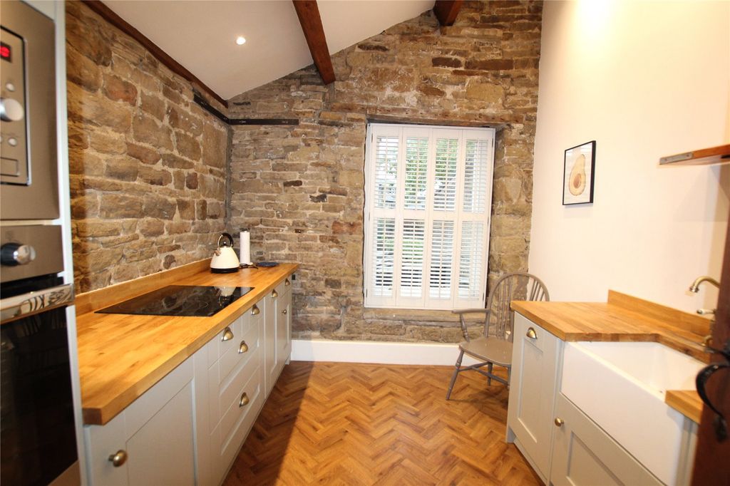 Property photo 3 of 17 Kitchen