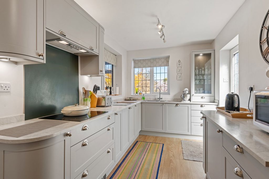 Property photo 2 of 31