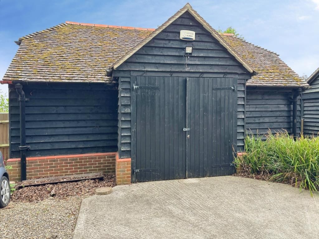 Property photo 1 of 2 Garage