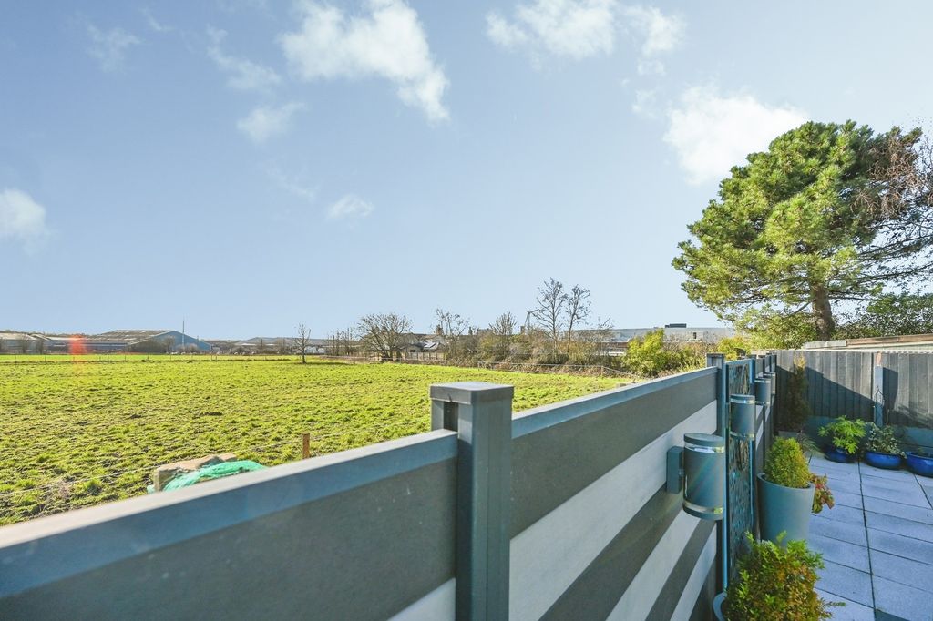 Property photo 2 of 21 Pbox-Img.Jpg