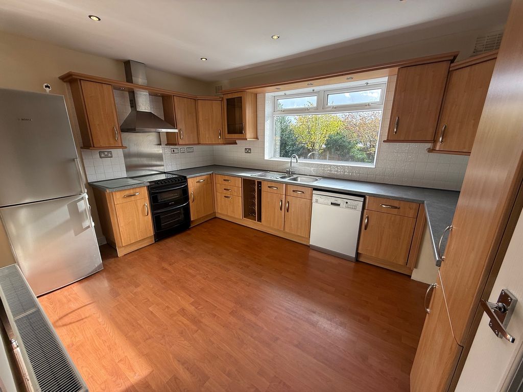 Property photo 3 of 23 Kitchen