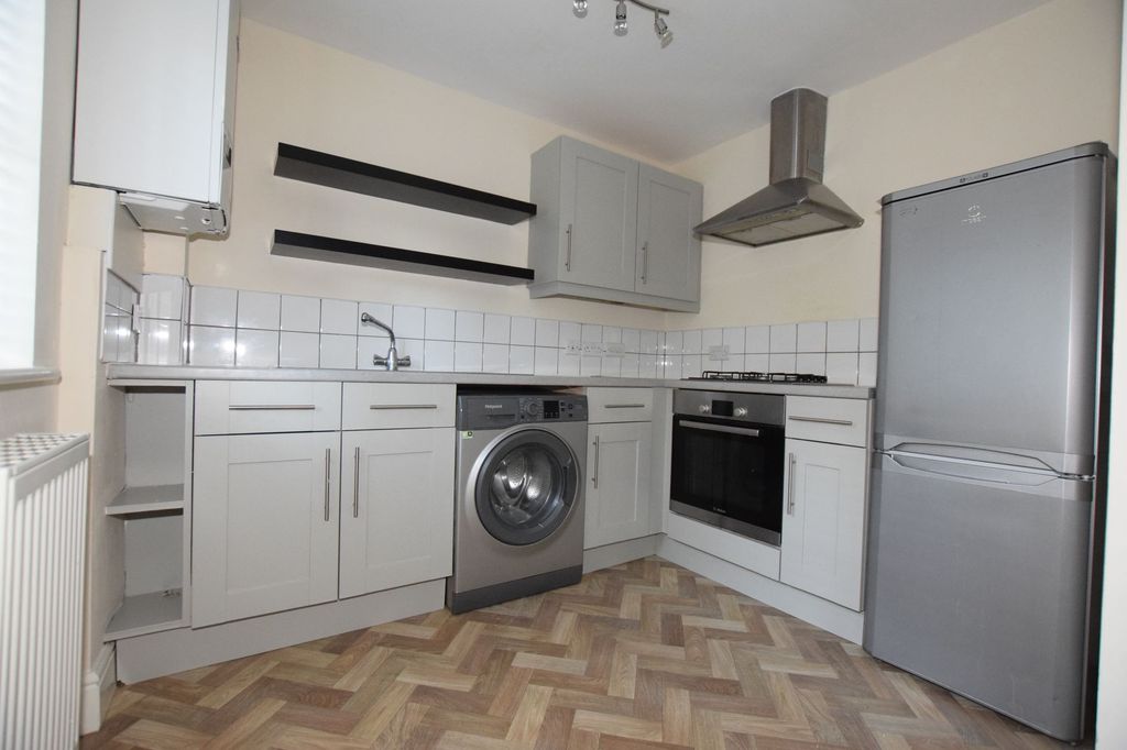 Property photo 3 of 7 Kitchen