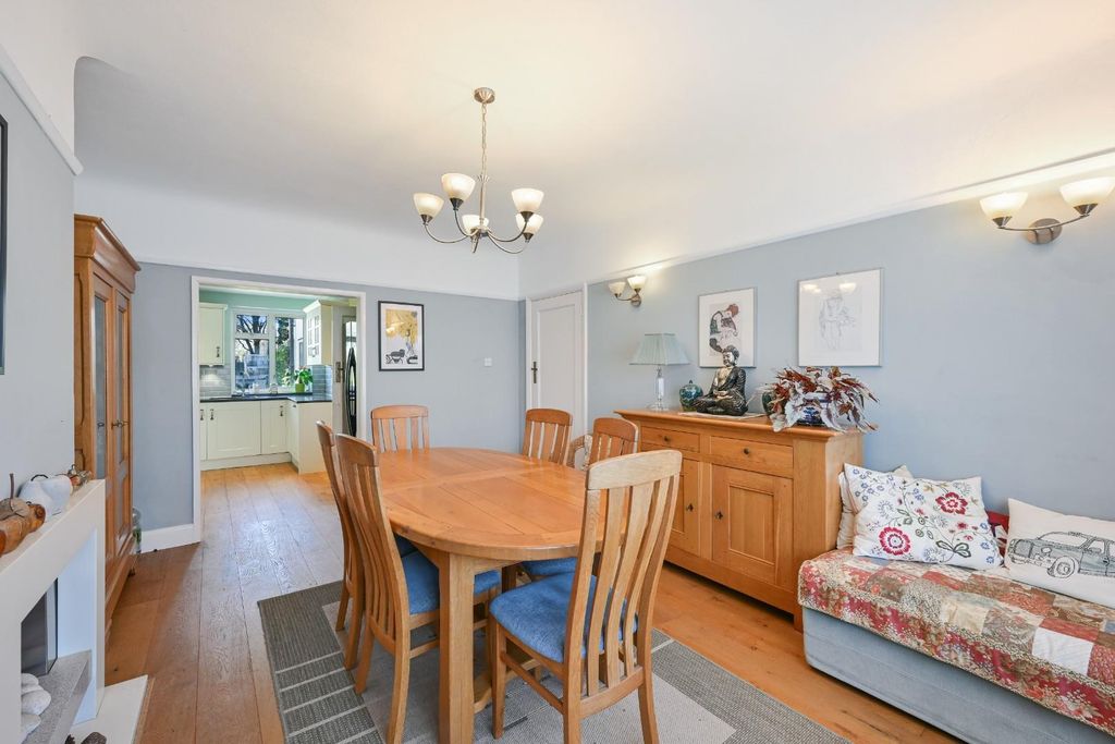 Property photo 3 of 19 Castle Avenue