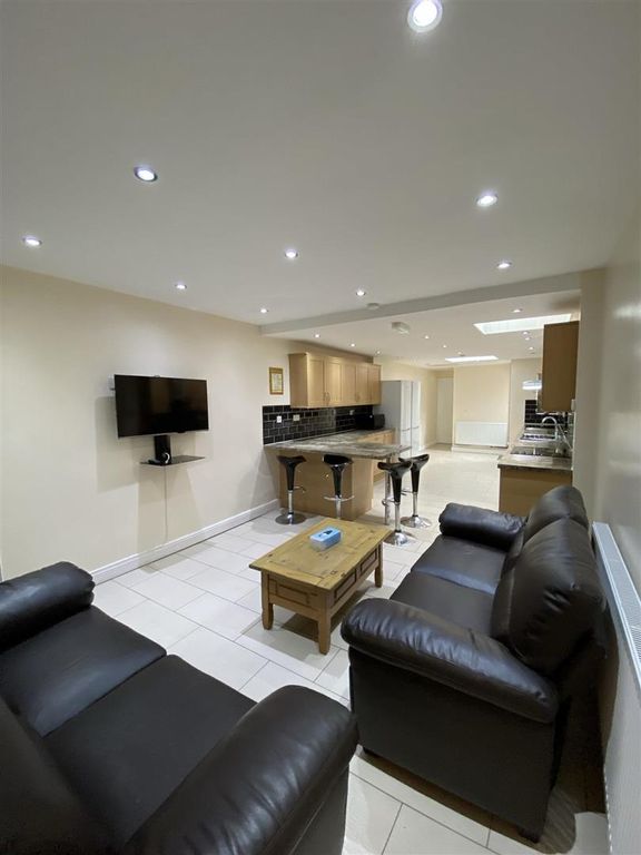 Property photo 2 of 12 Approach