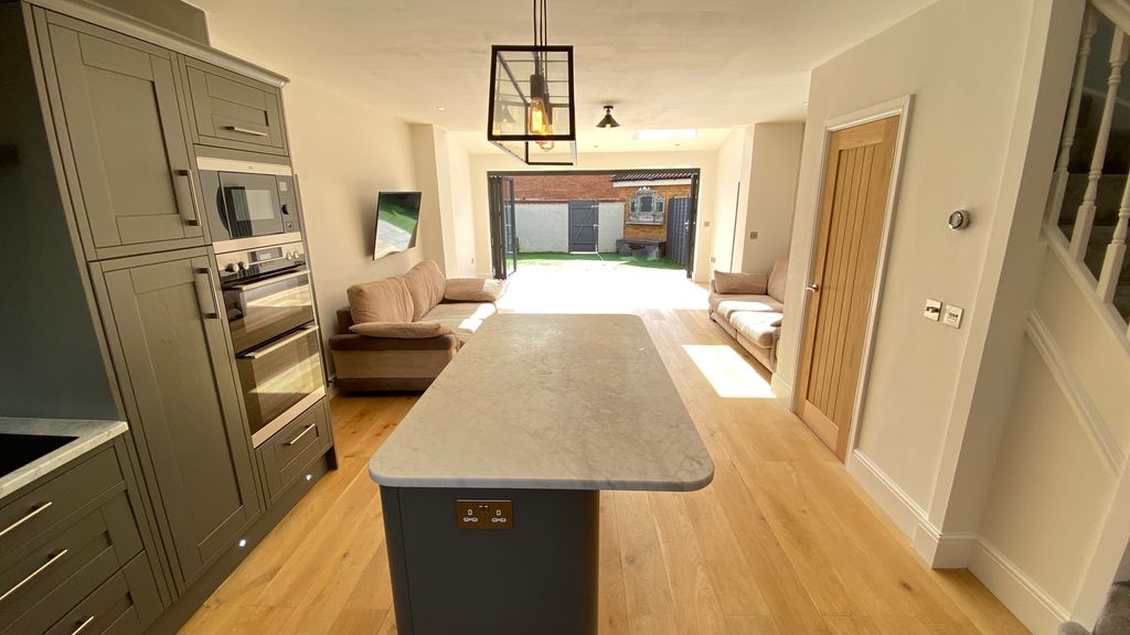 Property photo 3 of 16 Kitchen