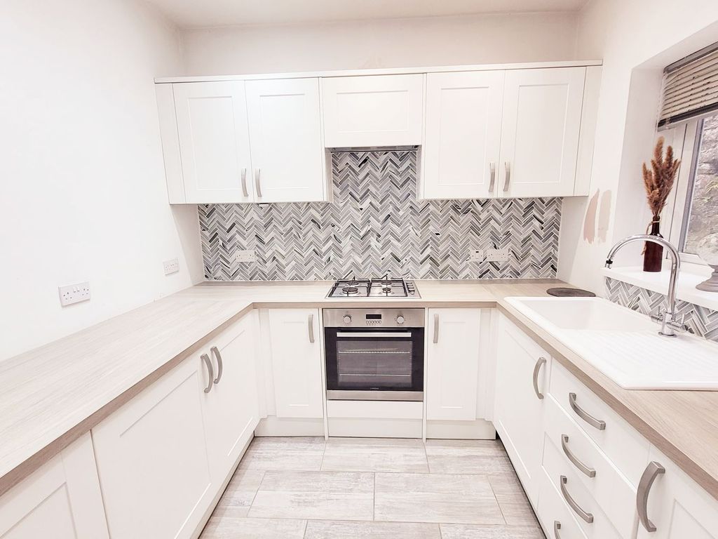 Property photo 3 of 33