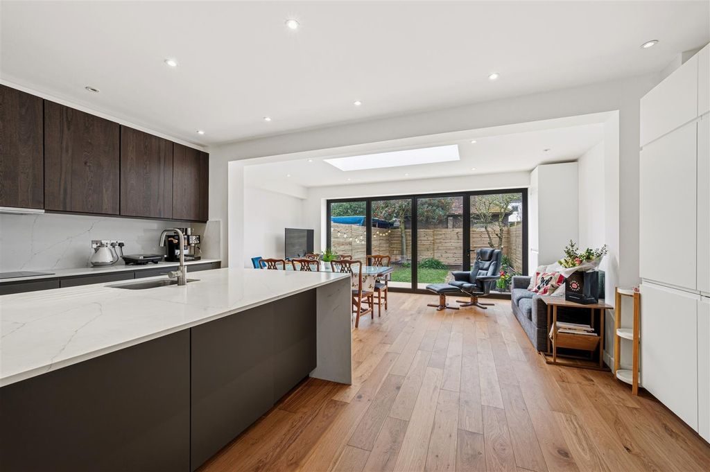 Property photo 3 of 16 2 Elm Close-4.Jpg