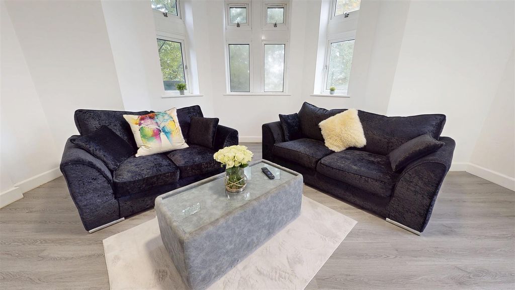 Property photo 2 of 18 Living Room