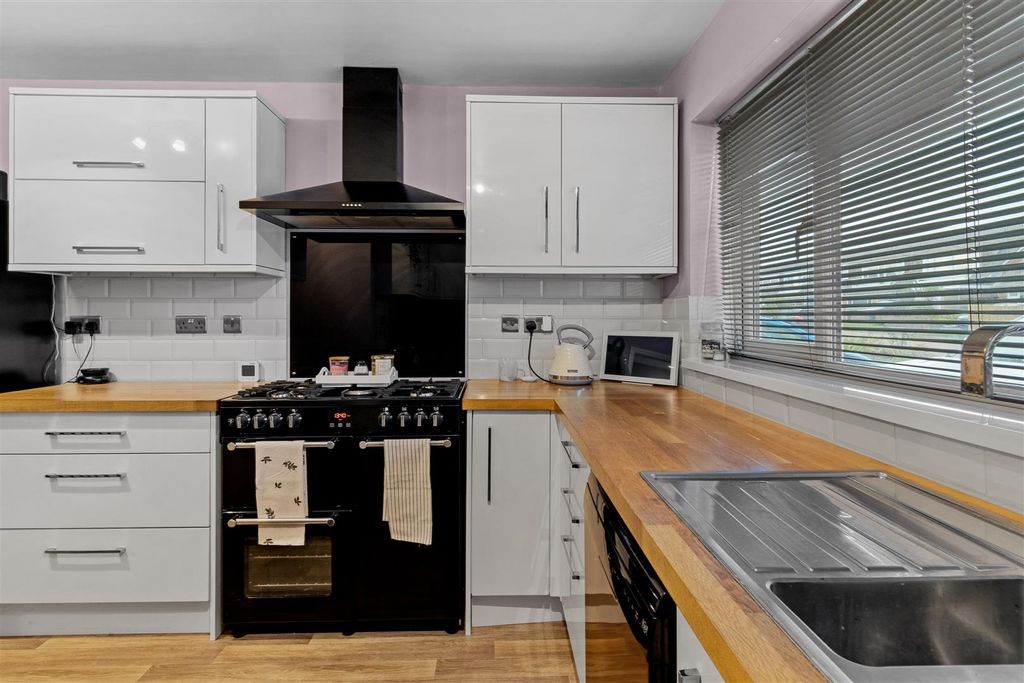 Property photo 3 of 21 Kitchen