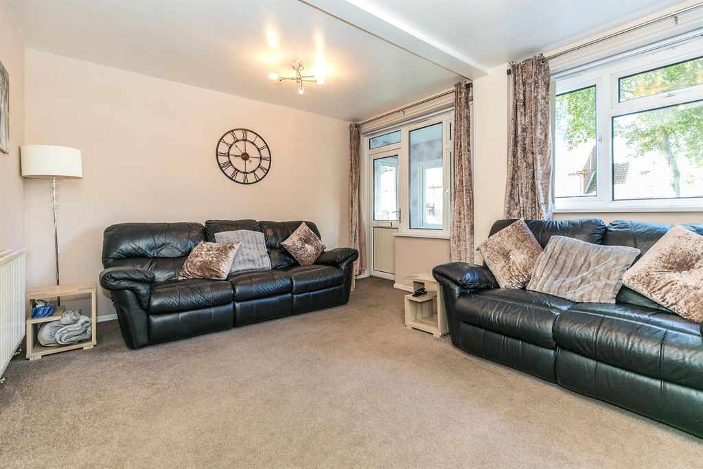 Property photo 2 of 9 Living Room