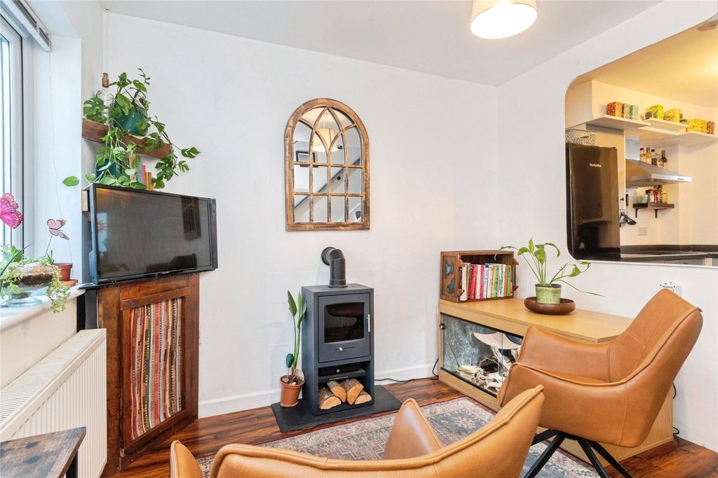 Property photo 2 of 28 Lounge