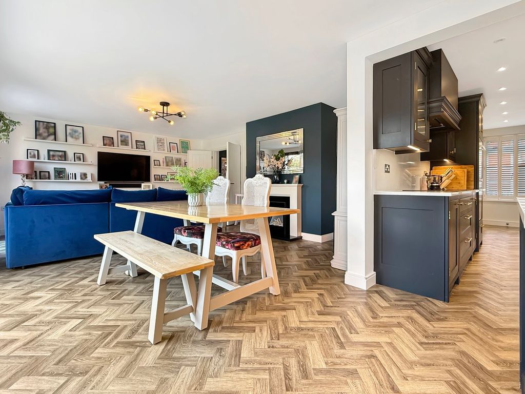 Property photo 2 of 28