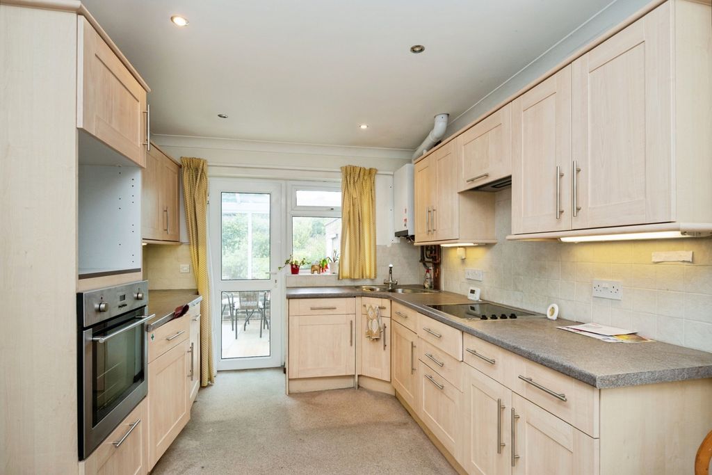 Property photo 3 of 17 Kitchen